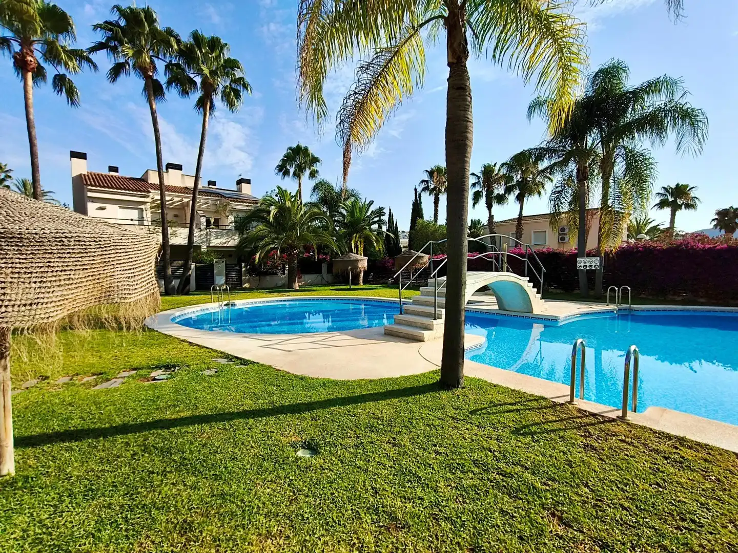 Piscina de Casa adosada en venda en Moraira amb Aire condicionat, Calefacció i Jardí privat