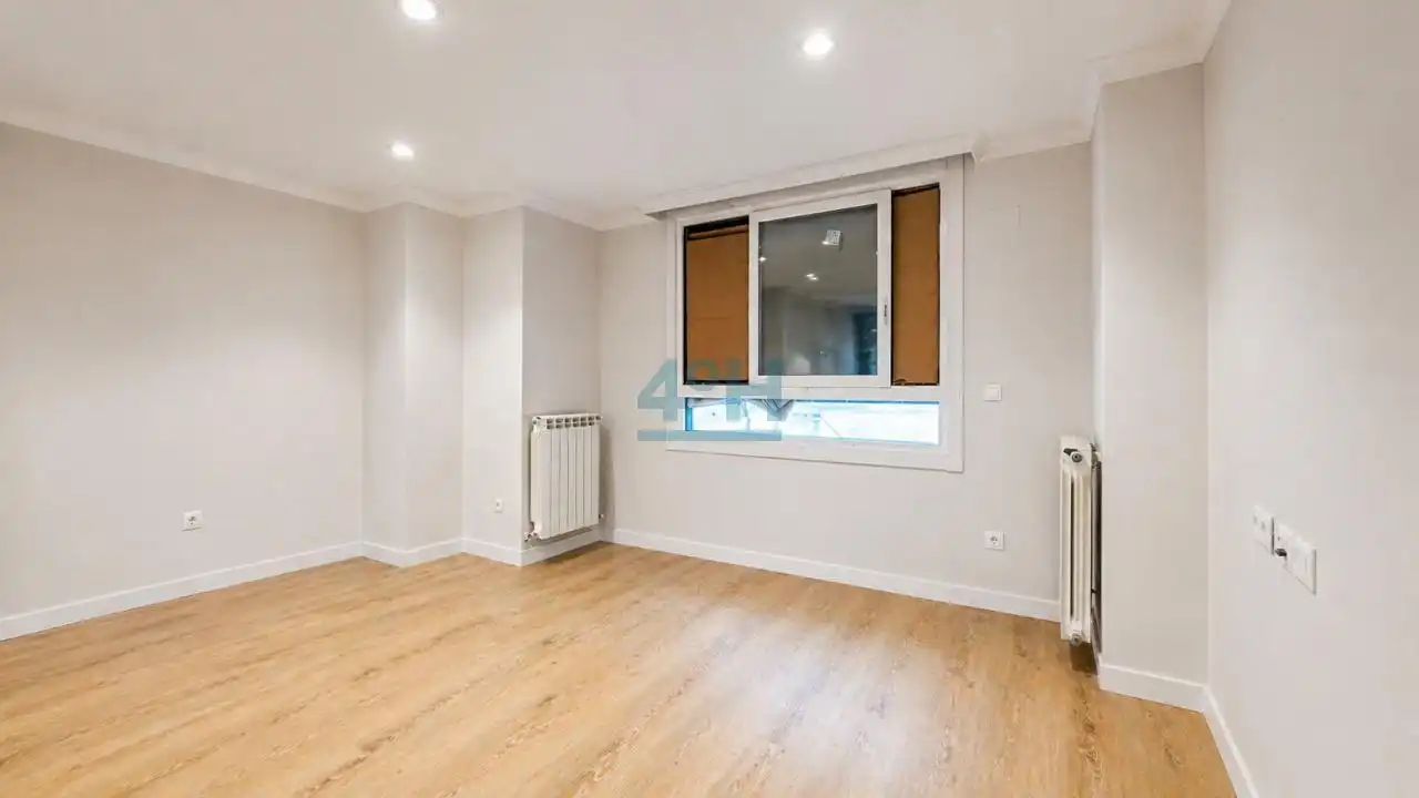 Habitación de Apartamento en venta en Ourense Capital  con Calefacción y Balcón