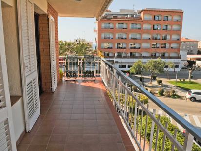 Vista exterior de Apartament en venda en El Vendrell amb Aire condicionat, Terrassa i Piscina