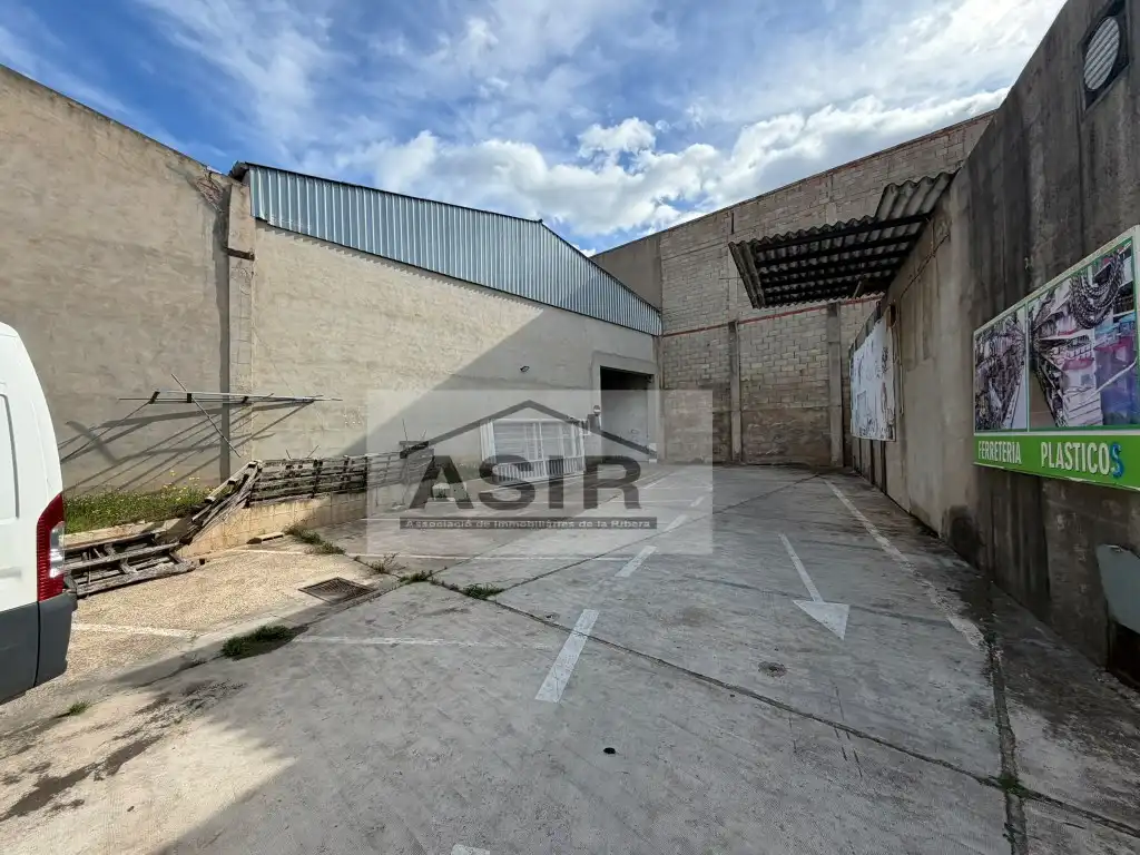 Außenansicht von Fabrikhallen zum Verkauf in Alzira