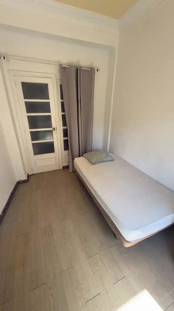 Dormitori de Apartament de lloguer en Valencia amb Moblat, Forn i Rentadora