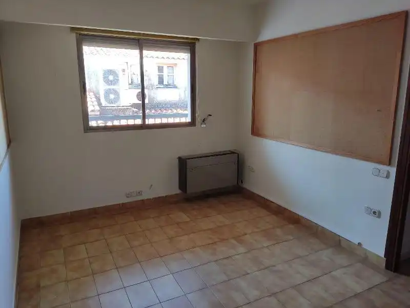 Dormitori de Oficina de lloguer en Plasencia amb Calefacció