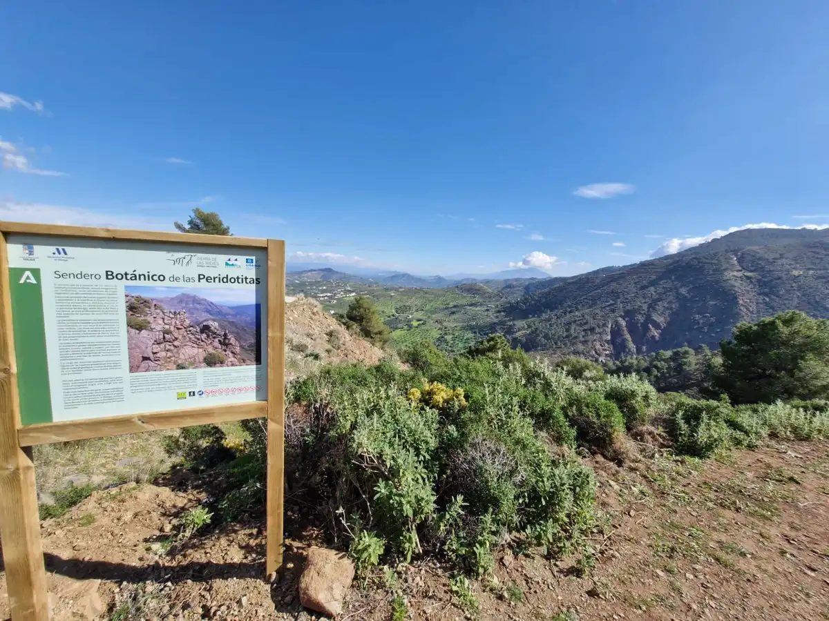 Vista exterior de Finca rústica en venda en Tolox amb Jardí privat, Terrassa i Piscina