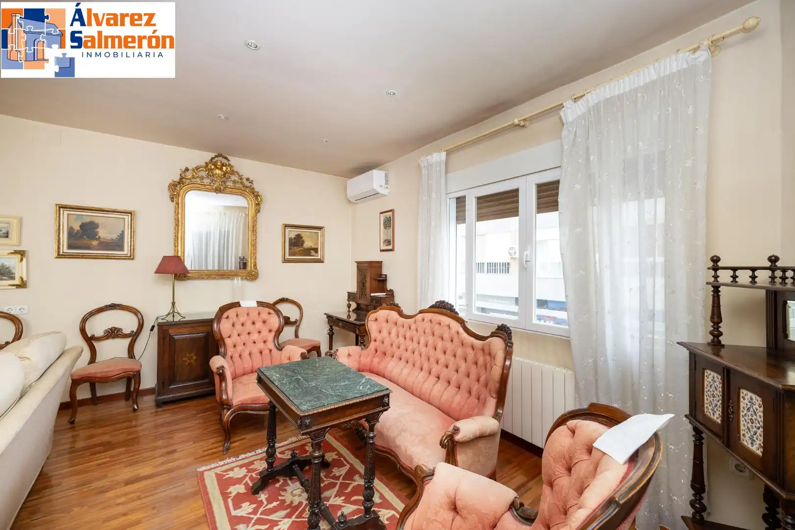 Living room of Flat for sale in Granada  with Air Conditioner, Heating and Parquet flooring