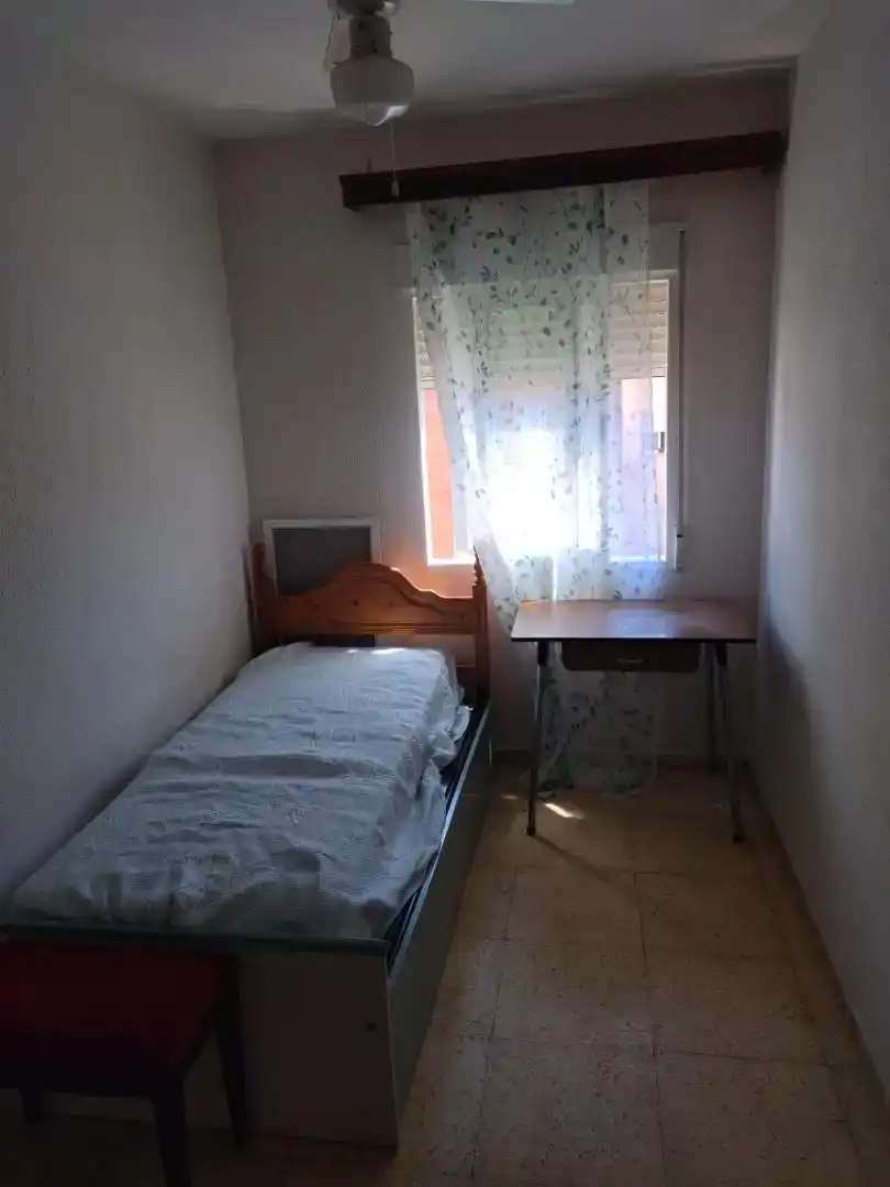 Dormitori de Pis per a compartir en Motril amb Moblat, Rentadora i Internet