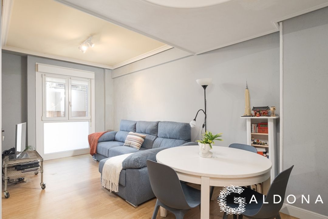 Sala d'estar de Pis en venda en Donostia - San Sebastián  amb Calefacció i Moblat