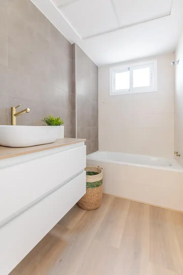 Badezimmer von Einfamilien-Reihenhaus zum Verkauf in Gilet mit Terrasse, Abstellraum und Balkon