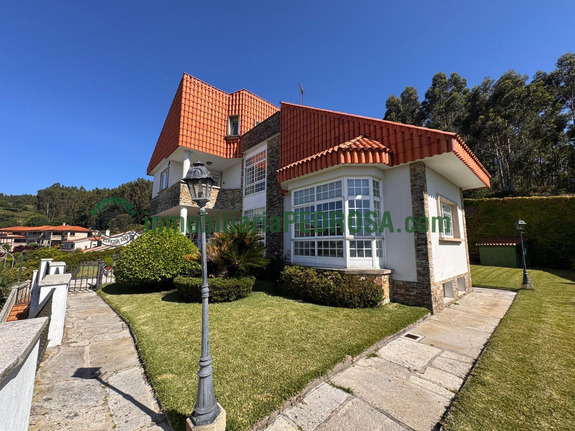Vista exterior de Casa o xalet en venda en Poio amb Calefacció, Jardí privat i Parquet
