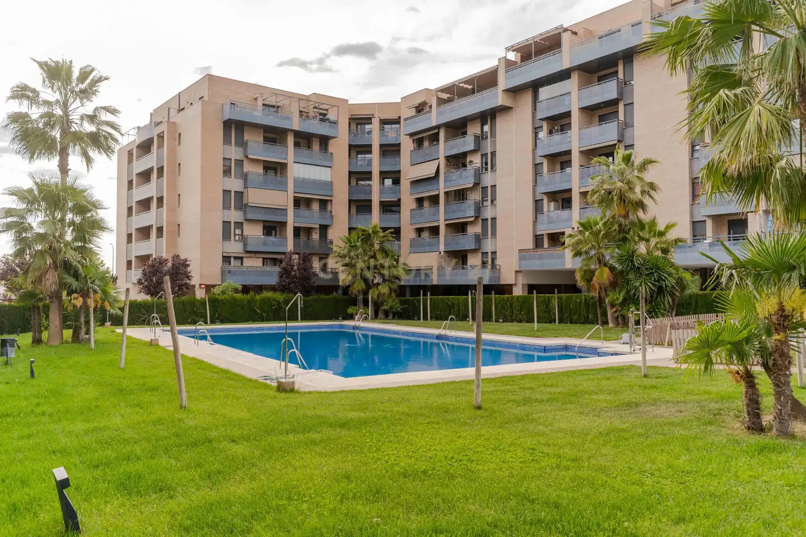 Vista exterior de Piso en venta en Granada con Jardín privado, Trastero y Piscina comunitaria