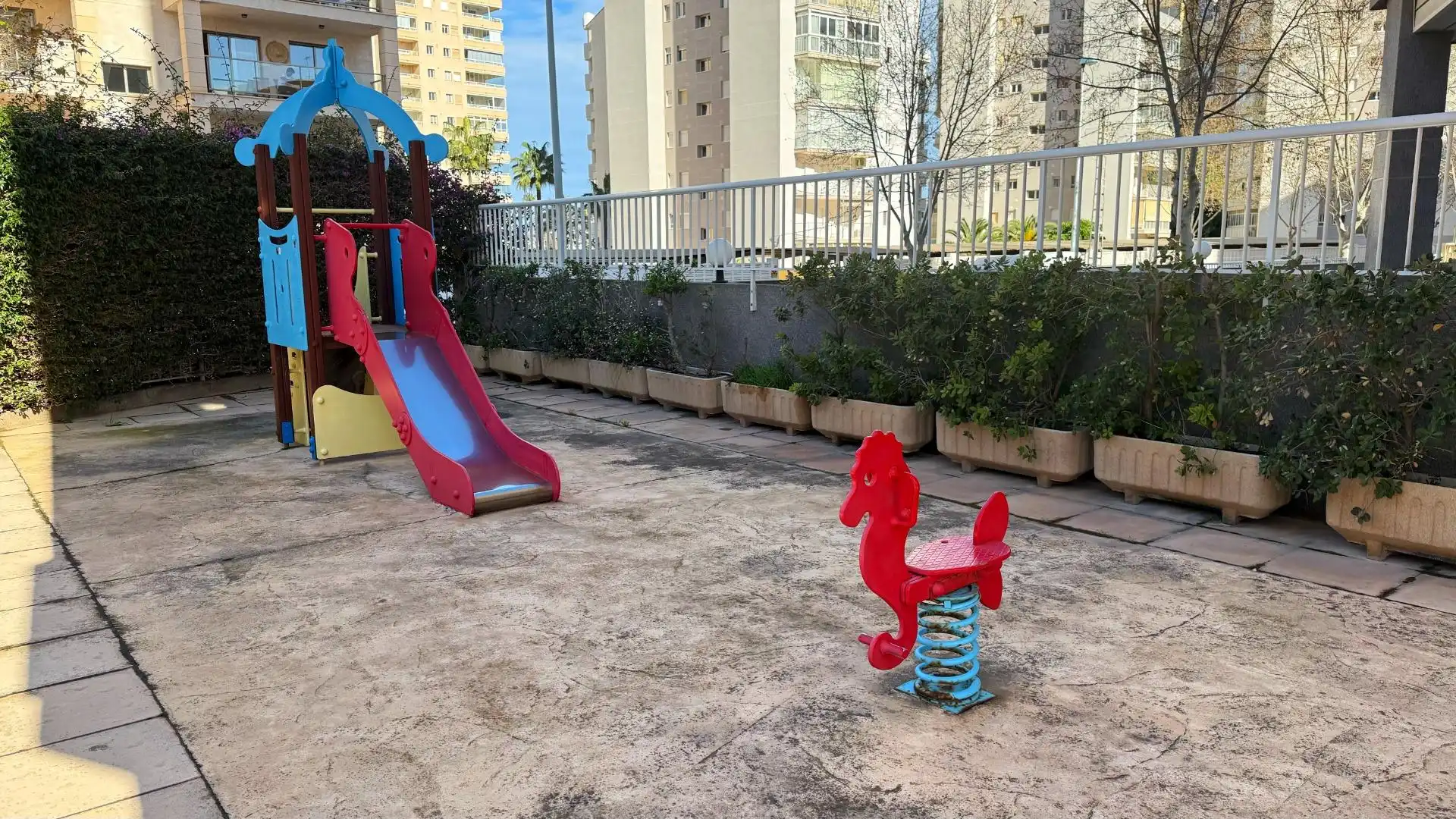 Aparcament de Apartament en venda en Calpe / Calp amb Aire condicionat, Calefacció i Jardí privat