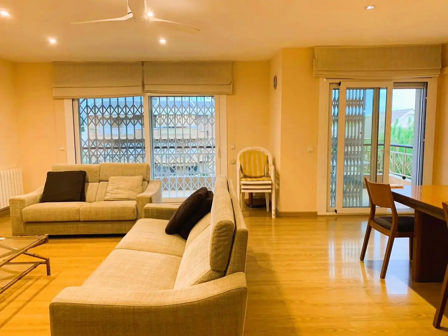 Wohnzimmer von Dachboden zum Verkauf in Vilanova i la Geltrú mit Klimaanlage, Heizung und Privatgarten