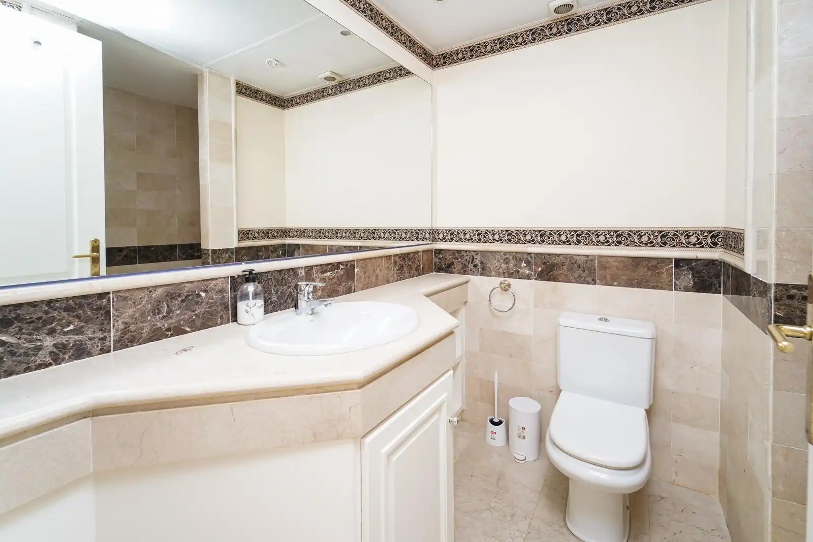 Baño de Ático en venta en Marbella con Aire acondicionado, Calefacción y Jardín privado
