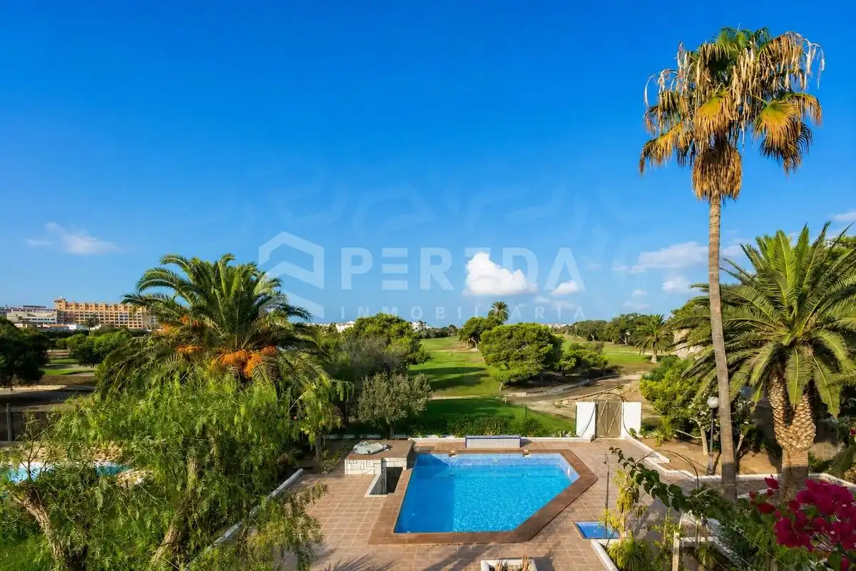 Vista exterior de Casa o chalet en venta en Roquetas de Mar ciudad
