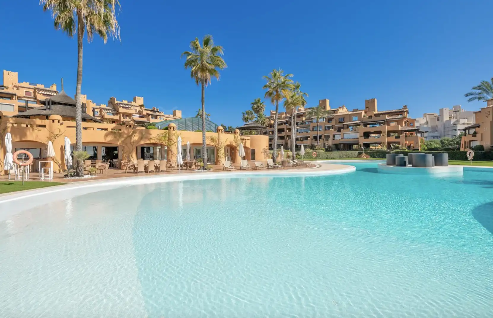 Piscina de Apartament en venda en Estepona amb Aire condicionat, Terrassa i Piscina