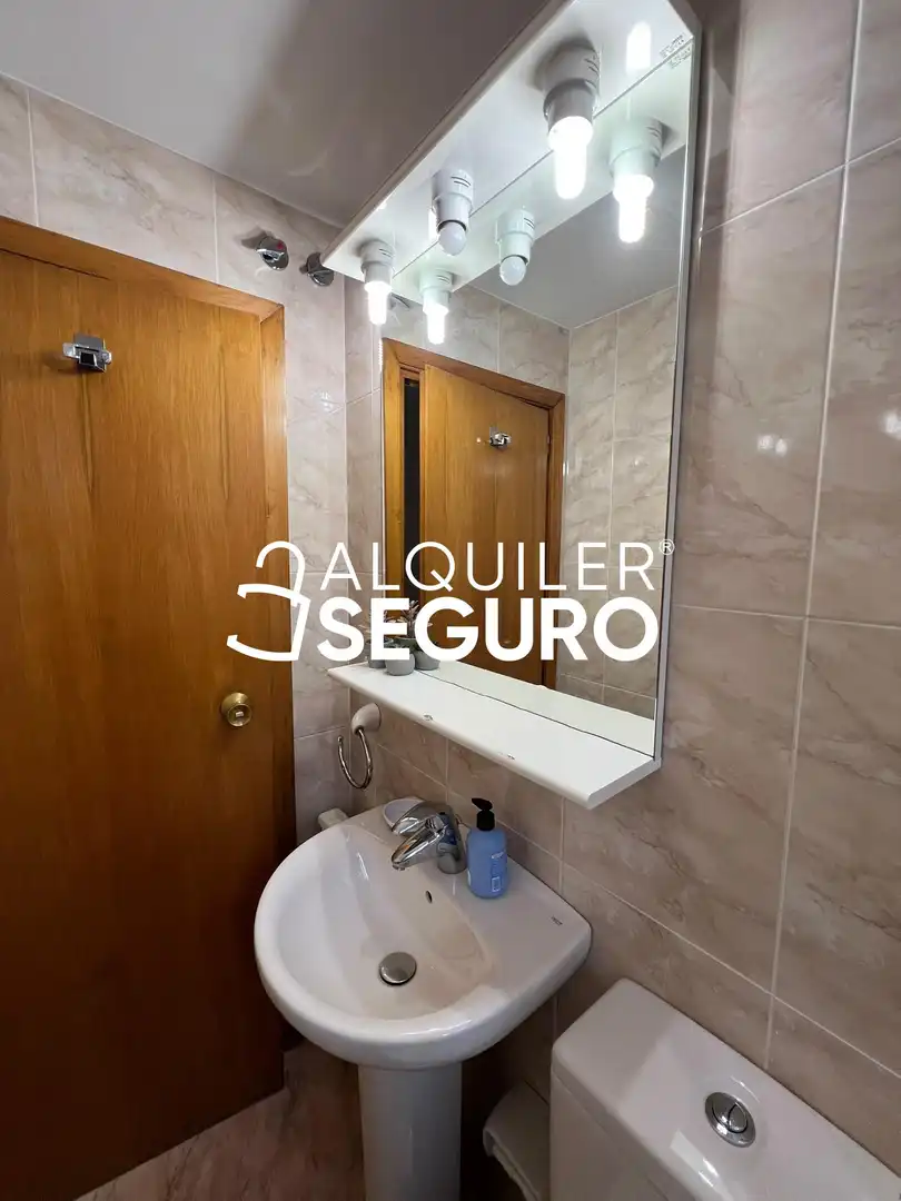 Baño de Piso de alquiler en Madrid con Aire acondicionado, Calefacción y Terraza