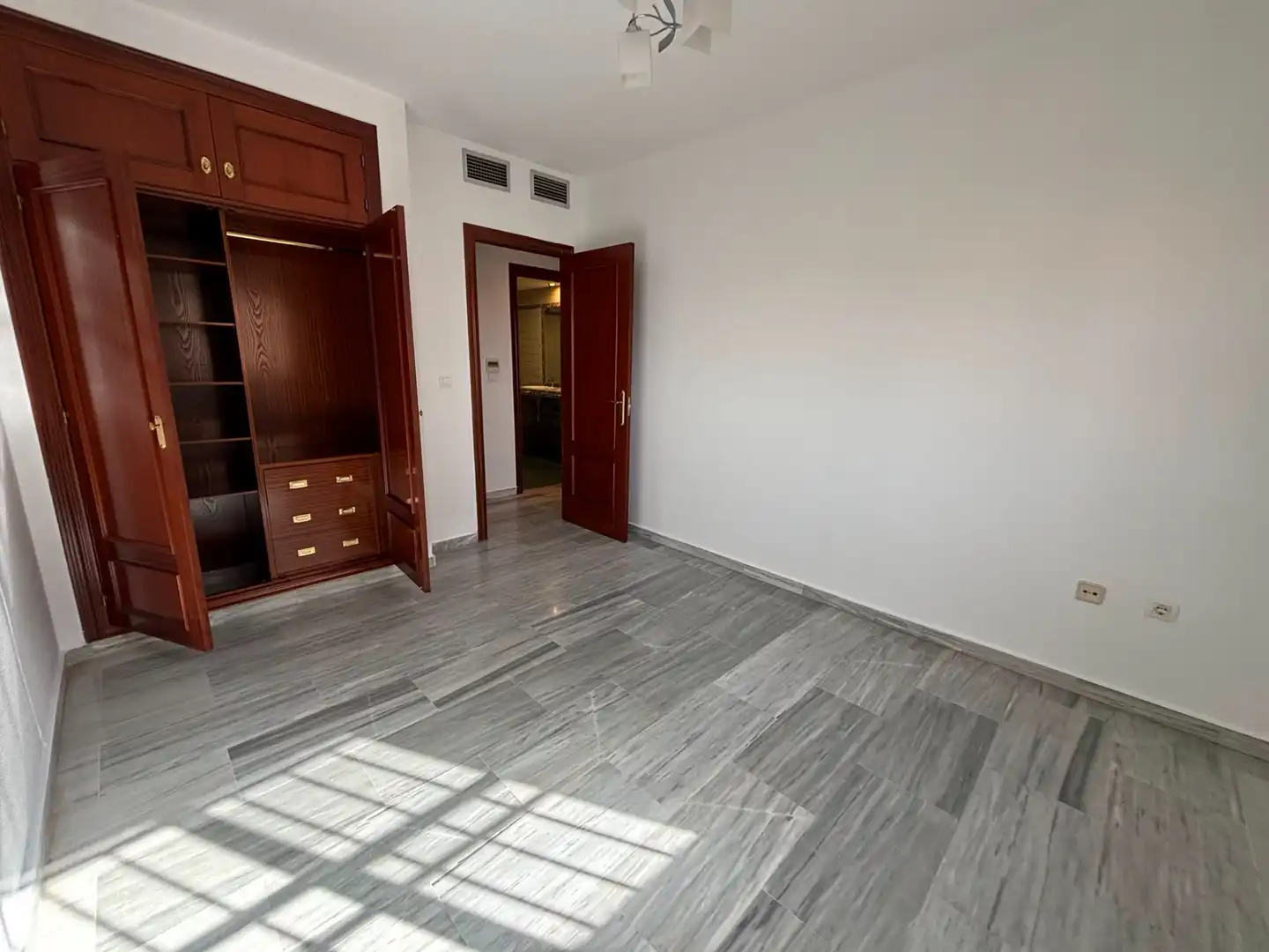 Flat for rent in Granada  with Air Conditioner, Heating and Washing machine