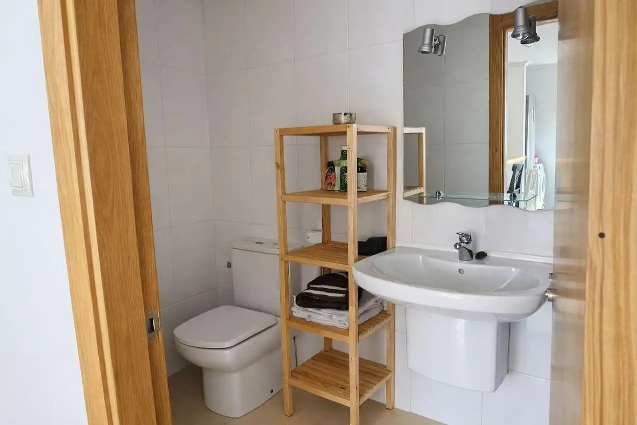 Badezimmer von Dachboden zum Verkauf in Cervo mit Heizung, Abstellraum und Möbliert