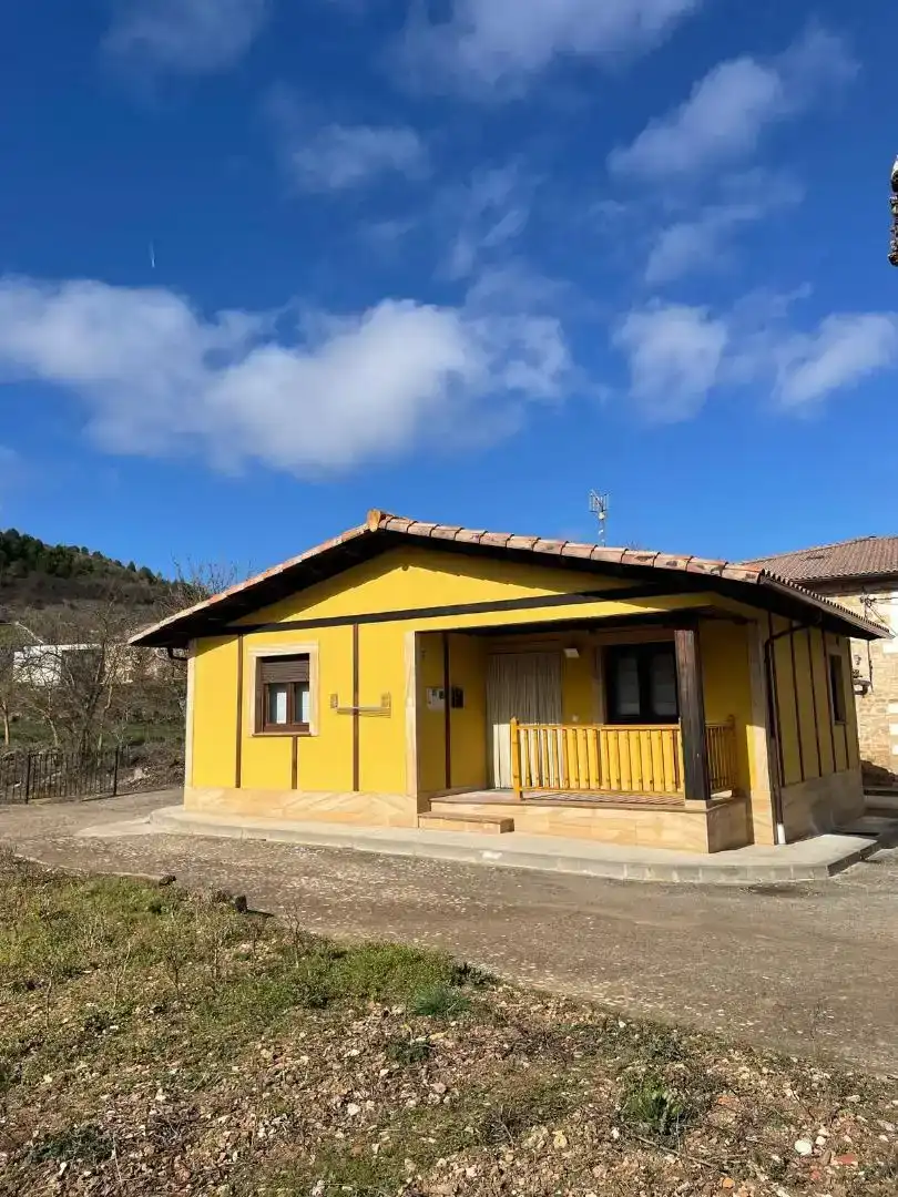 Vista exterior de Planta baja en venta en Huérmeces con Parquet y Amueblado