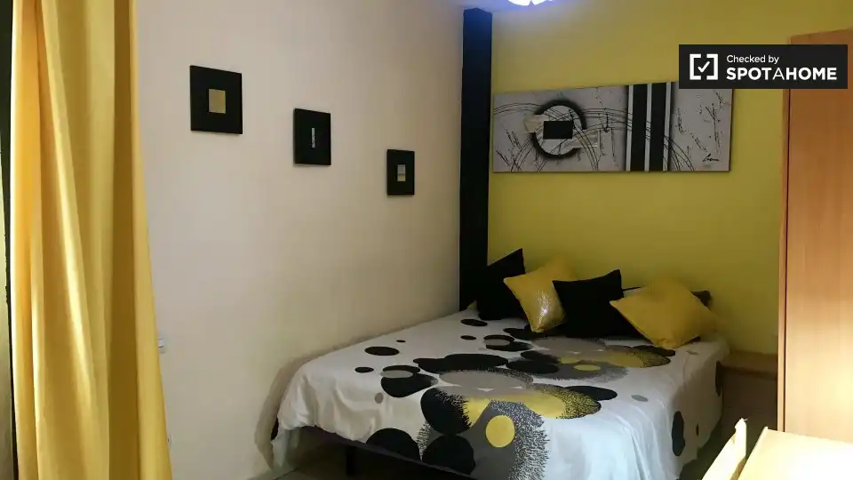 Habitación de Piso de alquiler en Alcalá de Henares con Aire acondicionado, Calefacción y Amueblado
