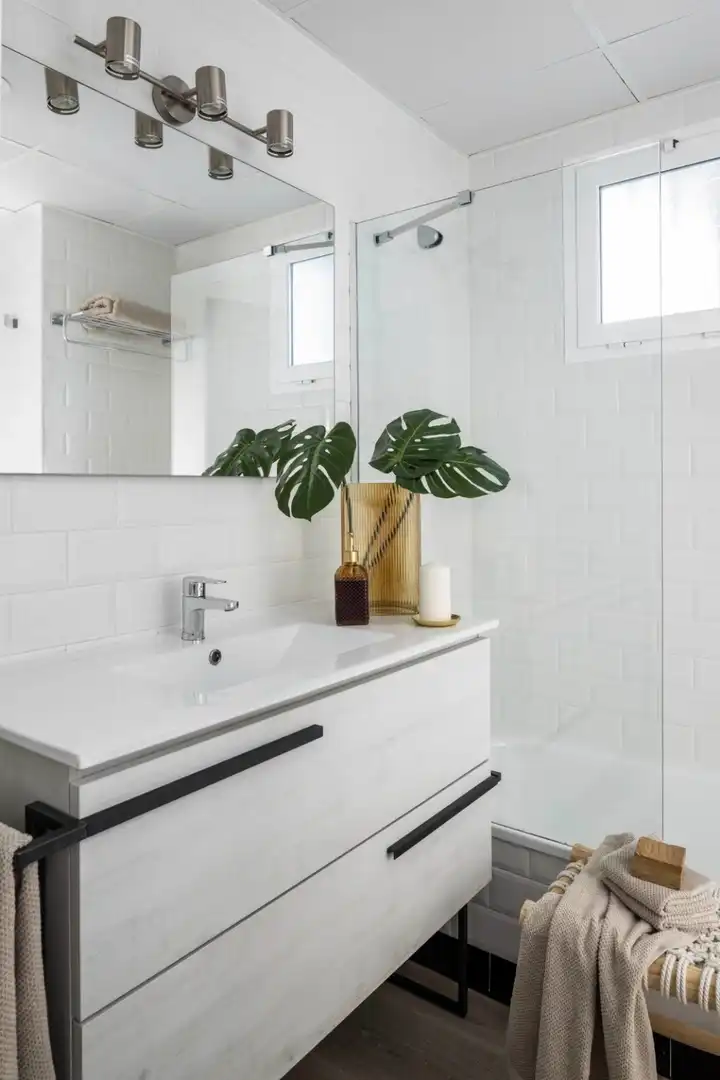 Bany de Apartament en venda en Manilva amb Aire condicionat, Jardí privat i Terrassa