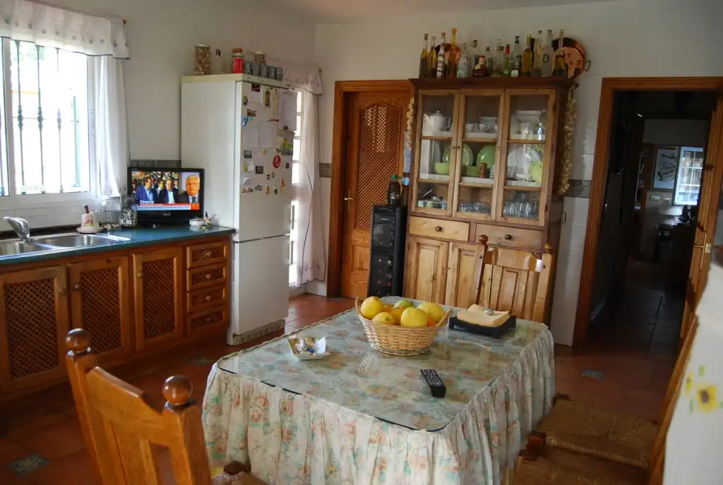 Cuina de Casa o xalet en venda en Alhaurín de la Torre amb Aire condicionat, Jardí privat i Terrassa