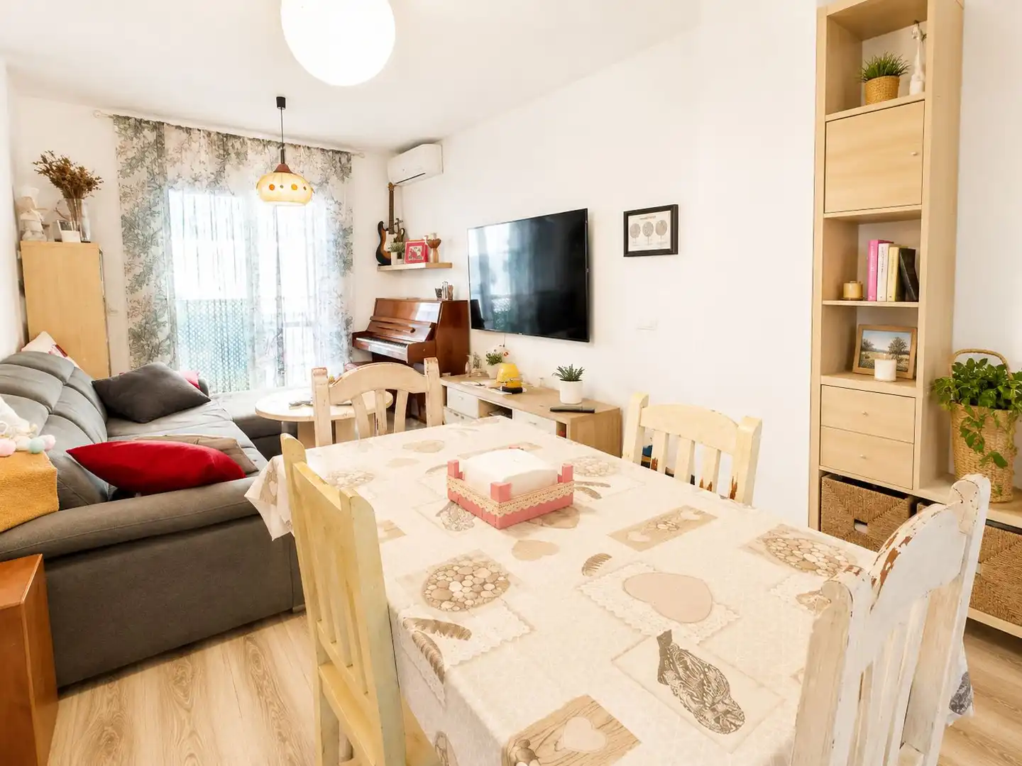 Living room of Flat for sale in Fuengirola  with Air Conditioner, Parquet flooring and Furnished