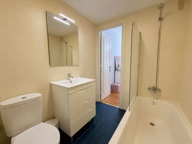 Bathroom of Flat for sale in Madrid  with Air Conditioner, Heating and Swimming Pool