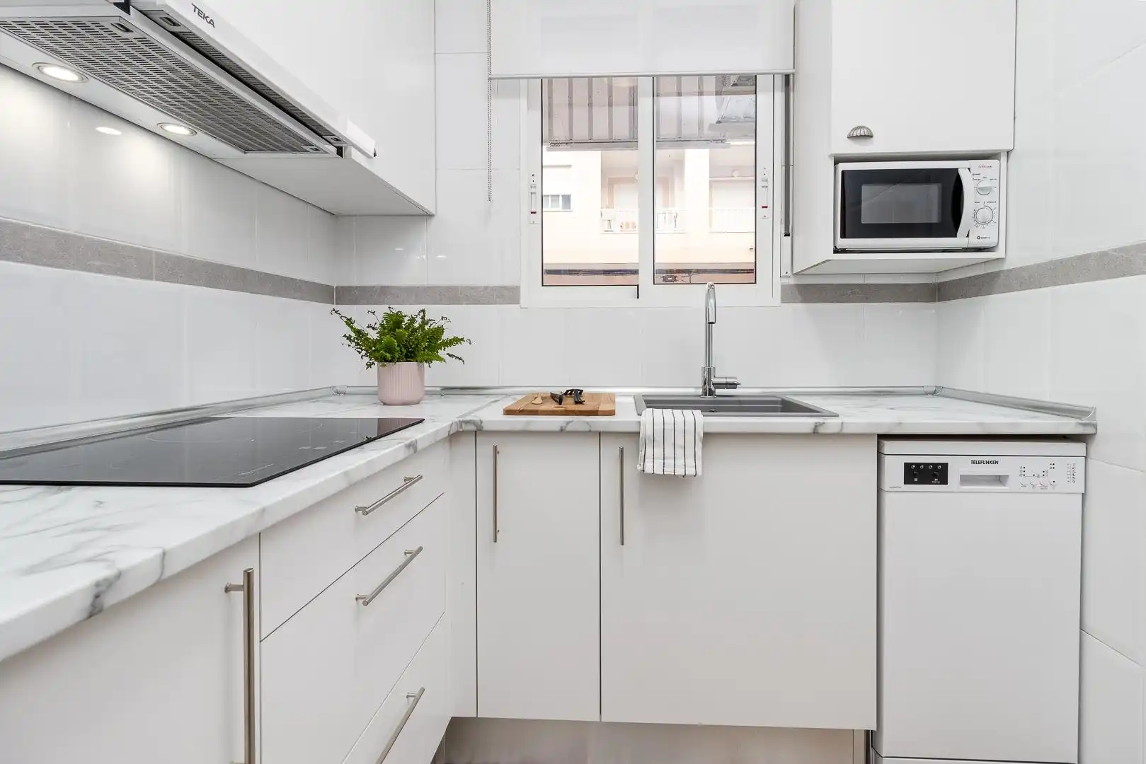 Cocina de Apartamento de alquiler en Torrevieja con Aire acondicionado, Terraza y Amueblado