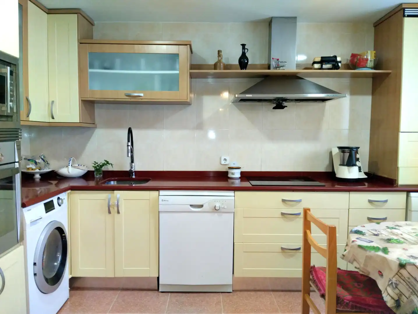 Cocina de Casa adosada en venta en San Lorenzo de El Escorial con Aire acondicionado, Calefacción y Jardín privado