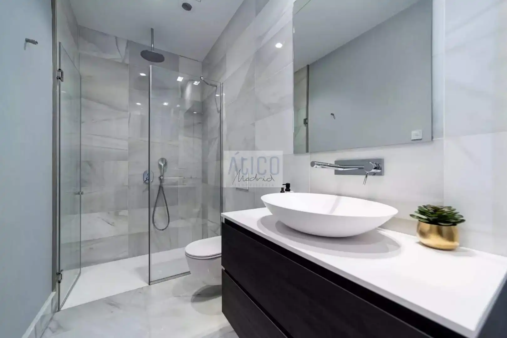 Bany de Àtic de lloguer en Madrid amb Aire condicionat, Calefacció i Terrassa