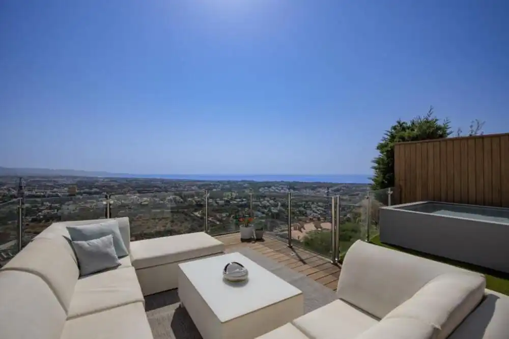 Terrasse von Einfamilien-Reihenhaus zur Miete in Benahavís mit Klimaanlage, Privatgarten und Terrasse