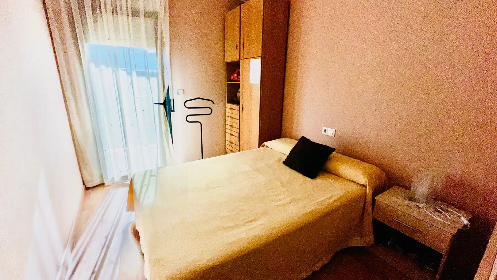Schlafzimmer von Dachboden zum Verkauf in L'Estartit mit Klimaanlage, Heizung und Parkett