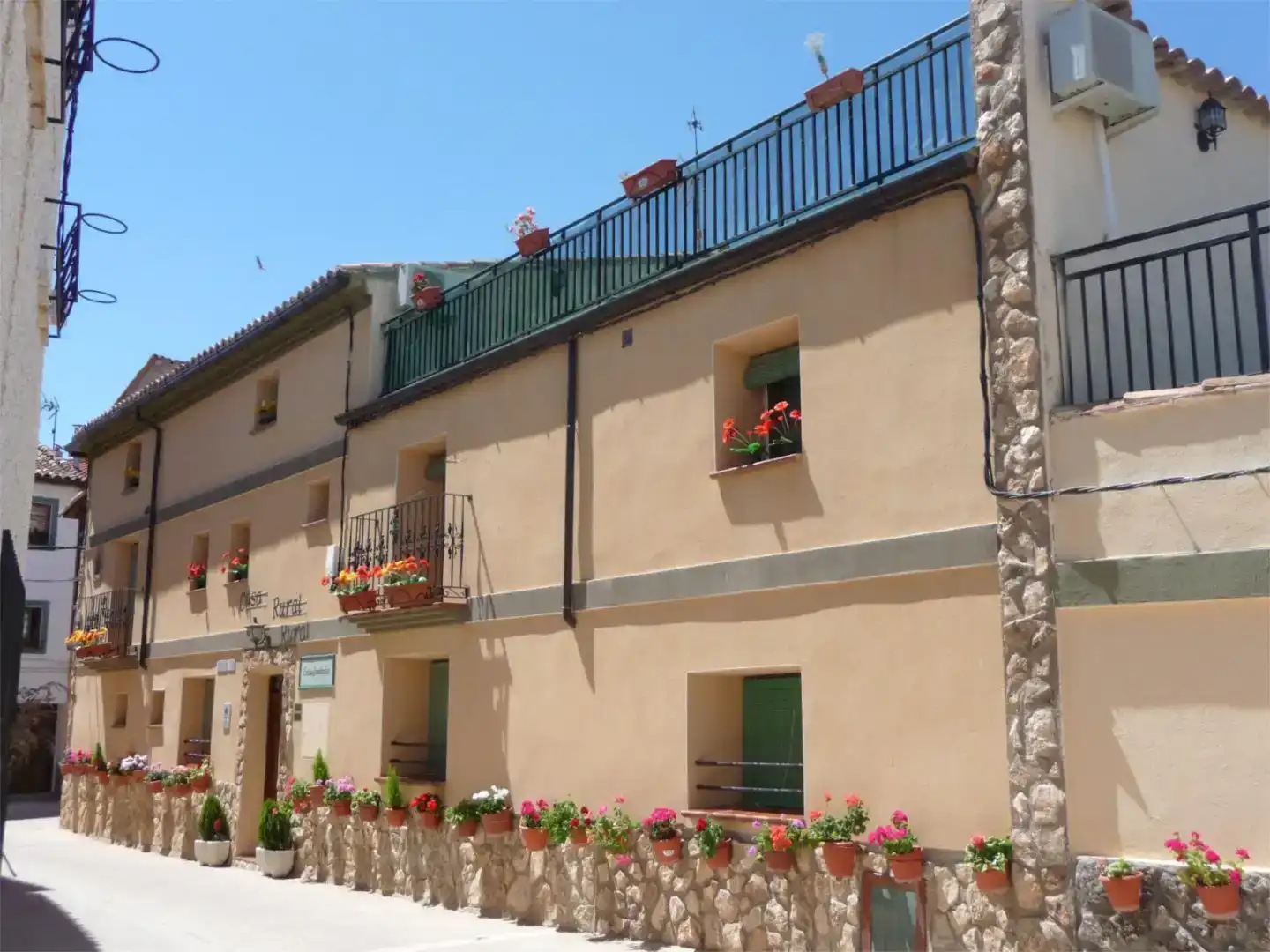 Vista exterior de Finca rústica en venda en La Vilueña amb Aire condicionat, Piscina i Balcó
