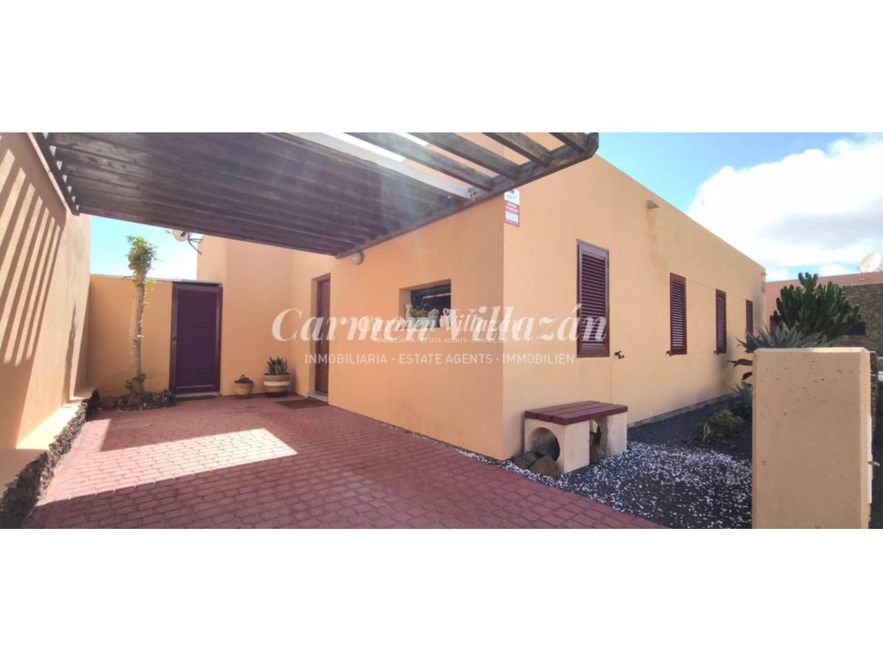 Vista exterior de Casa o xalet en venda en La Oliva amb Jardí privat, Terrassa i Piscina