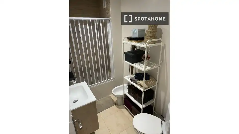 Baño de Piso para compartir en Barcelona con Aire acondicionado, Calefacción y Amueblado