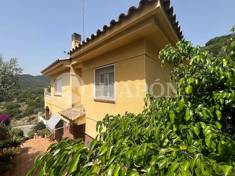 Vista exterior de Casa o xalet en venda en Vilassar de Dalt amb Aire condicionat, Calefacció i Jardí privat