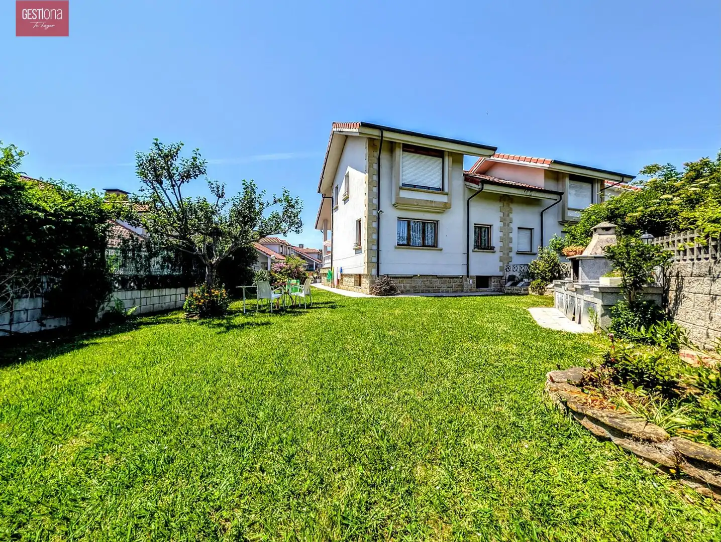 Vista exterior de Casa adosada en venta en Arnuero con Calefacción, Jardín privado y Terraza