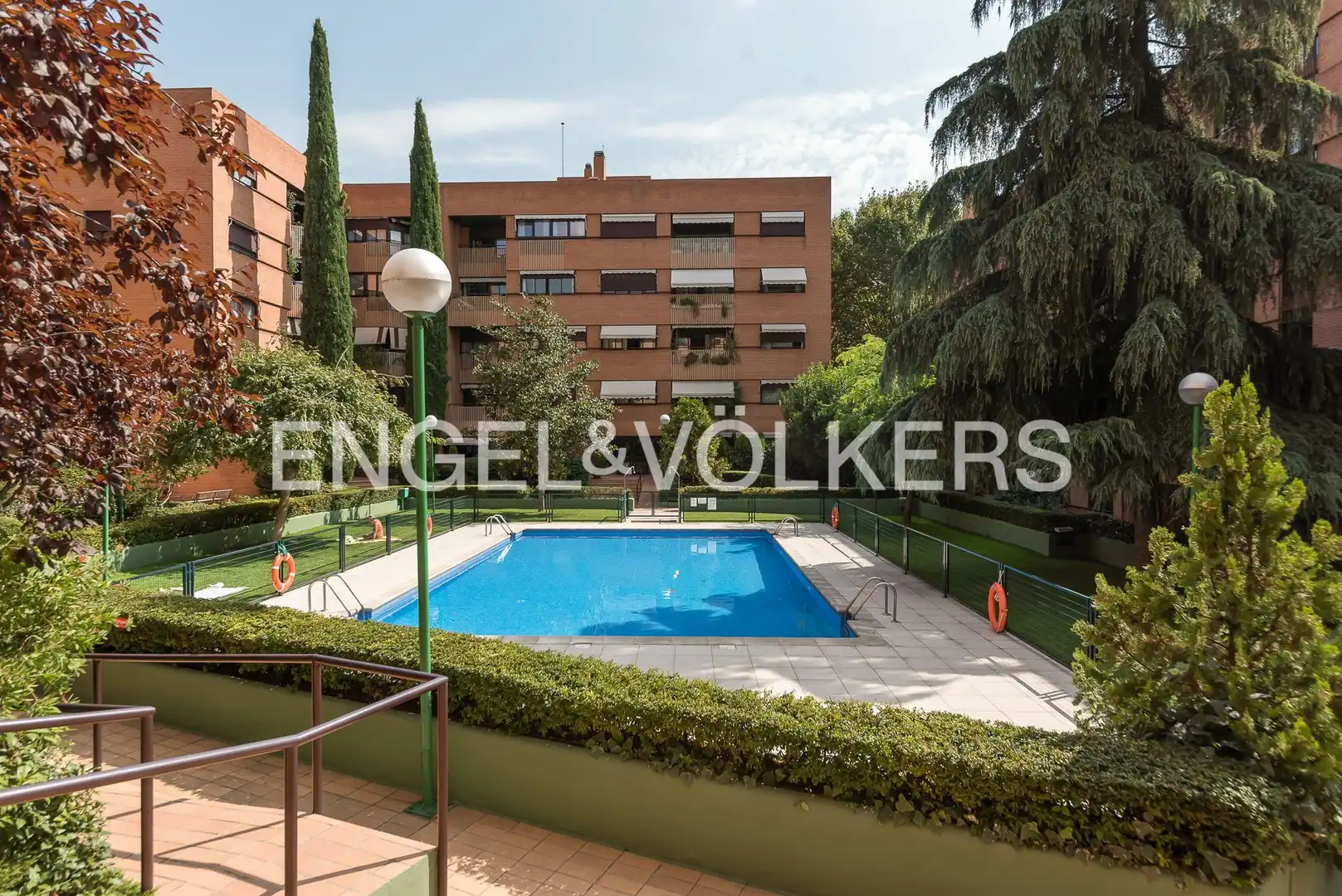Piscina de Pis de lloguer en Madrid amb Aire condicionat, Calefacció i Jardí privat