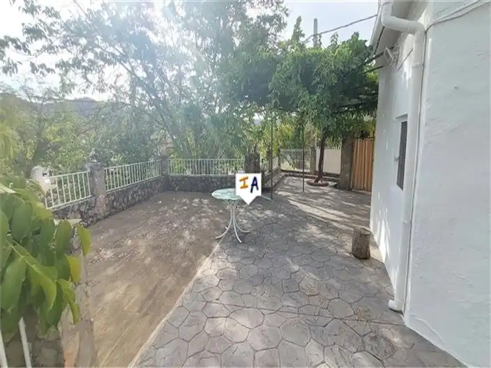 Terrasse von Einfamilien-Reihenhaus zum Verkauf in Almedinilla mit Abstellraum