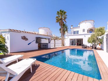 Casa con piscina en venta en Cap Ras - Creus - Falconera