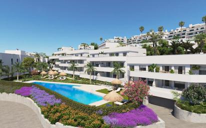 Vista exterior de Apartament en venda en Estepona amb Aire condicionat, Calefacció i Jardí privat