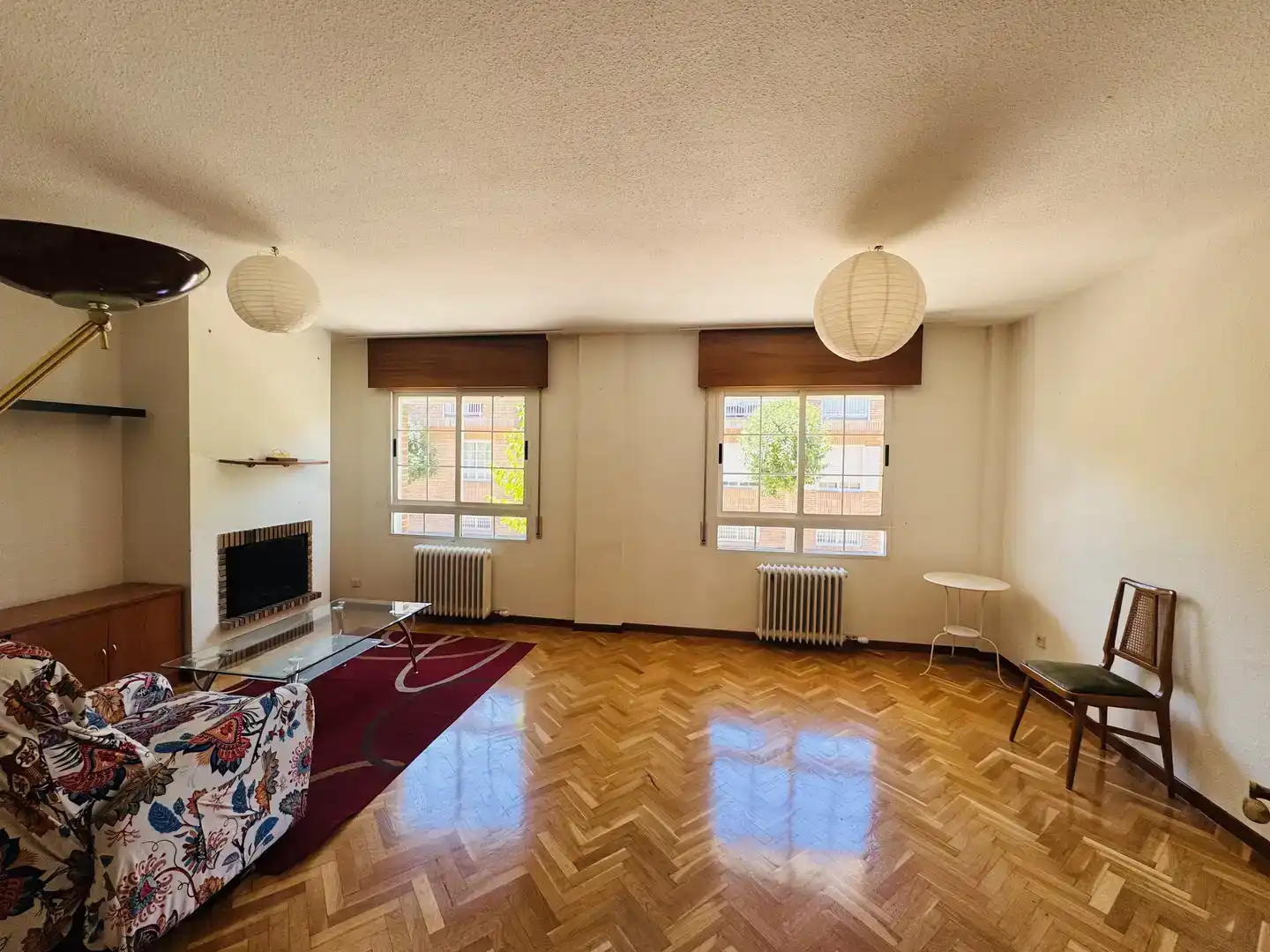 Sala d'estar de Casa o xalet en venda en Valladolid amb Parquet, Traster i Moblat