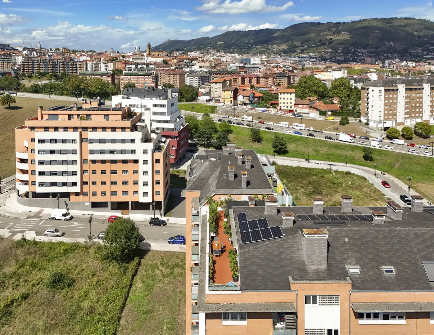 Vista exterior de Pis en venda en Oviedo  amb Calefacció, Parquet i Terrassa