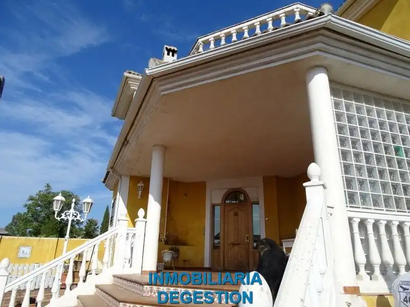 Casa o xalet en venda en Linares amb Aire condicionat, Calefacció i Jardí privat