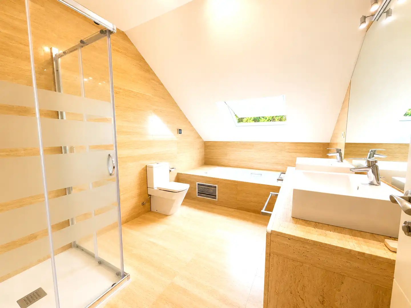 Baño de Casa o chalet de alquiler con opción a compra en Ciudalcampo con Aire acondicionado, Calefacción y Jardín privado