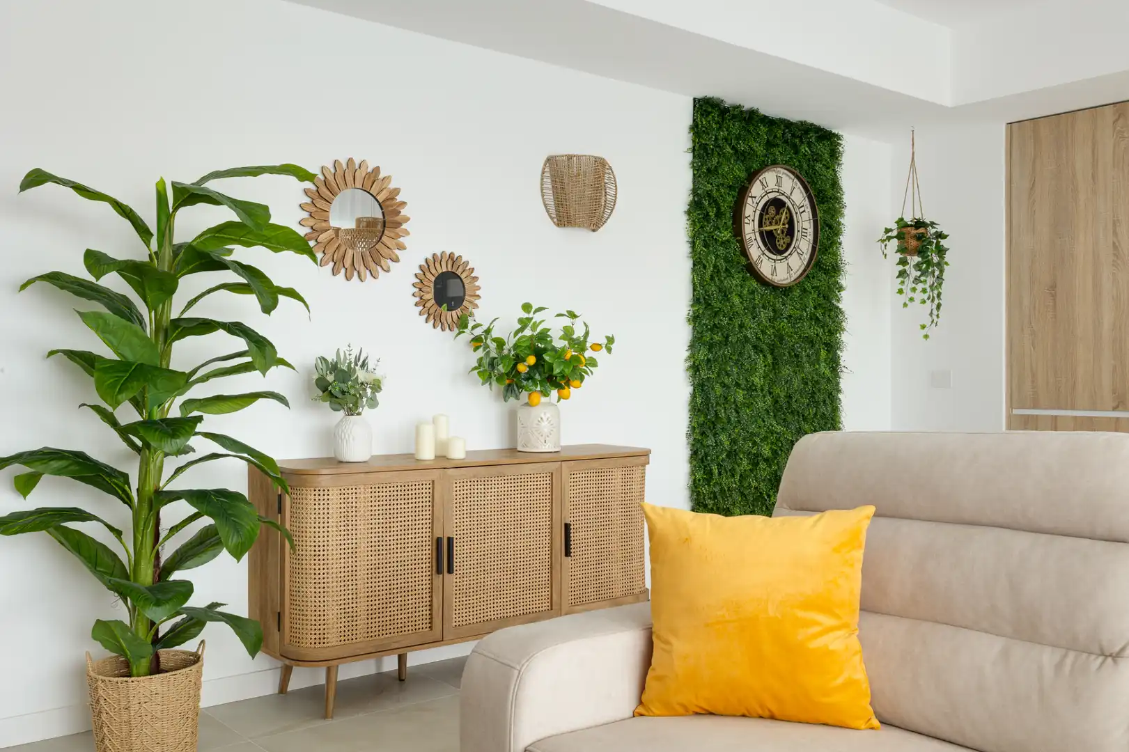 Sala de estar de Apartamento de alquiler en Torrevieja con Aire acondicionado, Jardín privado y Amueblado