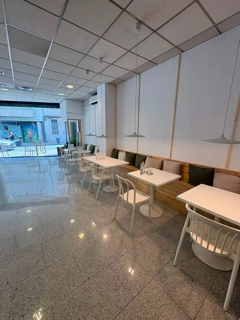 Terrassa de Local en traspas en Girona amb Aire condicionat, Calefacció i Moblat