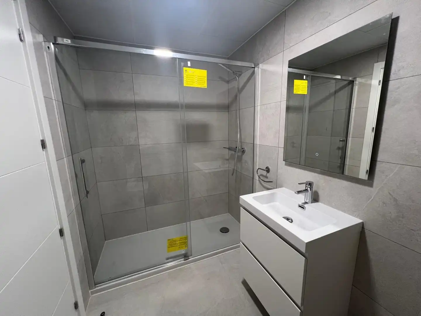 Bathroom of Flat for rent in Dos Hermanas  with Air Conditioner, Heating and Private garden