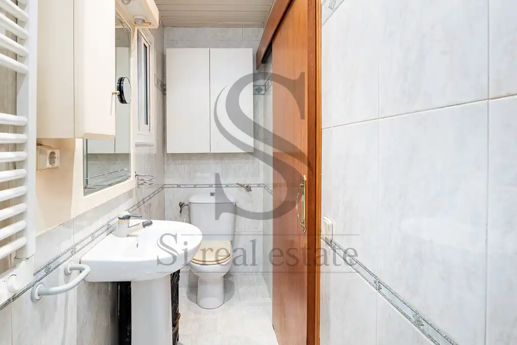 Badezimmer von Dachboden zum Verkauf in Barcelona mit Klimaanlage und Terrasse