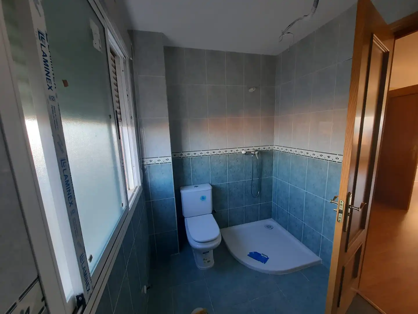 Badezimmer von Einfamilien-Reihenhaus zum Verkauf in Lillo mit Heizung und Möbliert